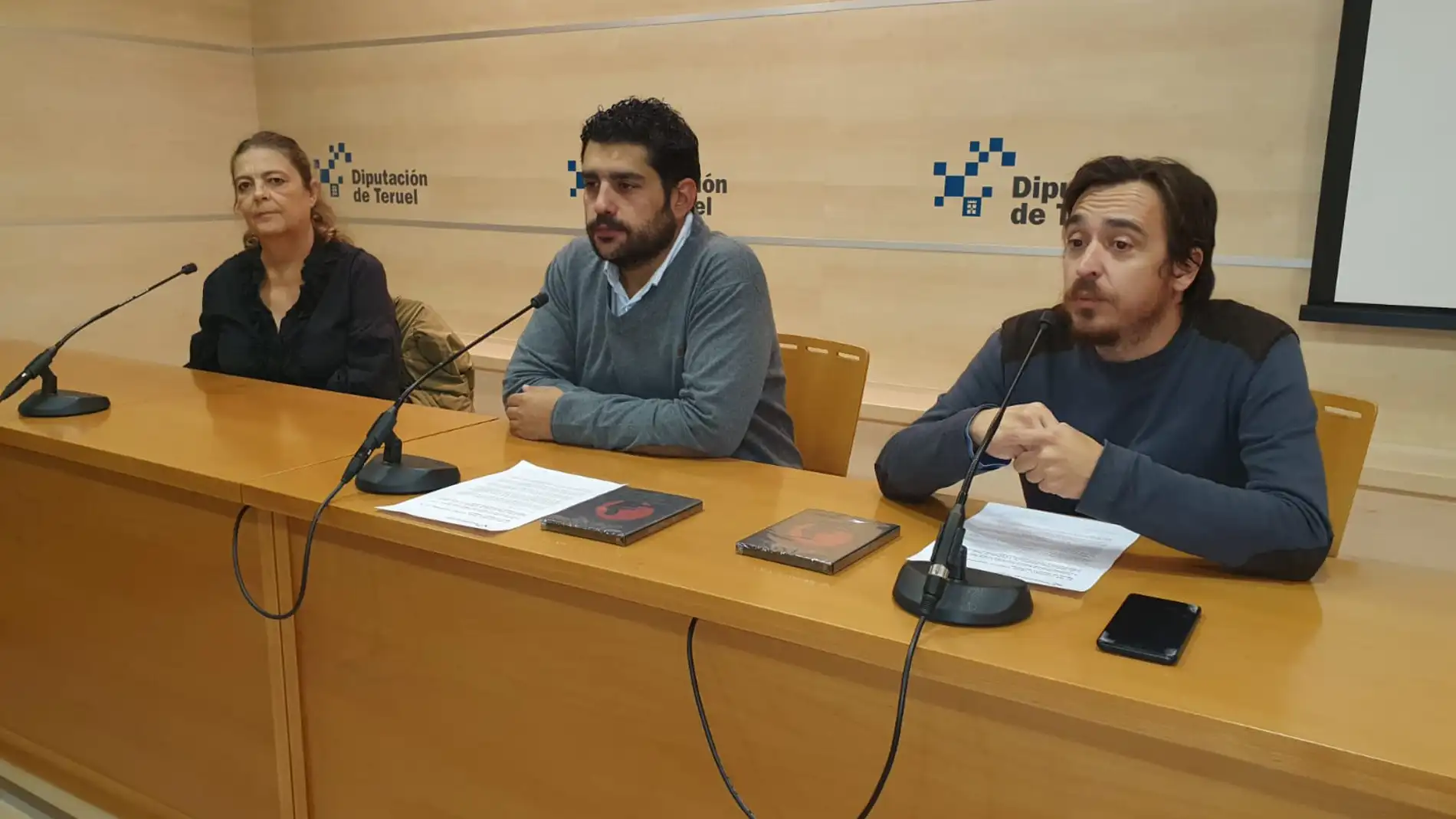 La directora del documental, Sonia Llera, el diputado de Cultura de la Diputación de Teruel, Diego Piñeiro, y el director del IET, Nacho Escuín