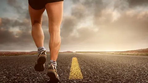 Un hombre corriendo Un hombre corriendo