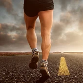 Un hombre corriendo Un hombre corriendo