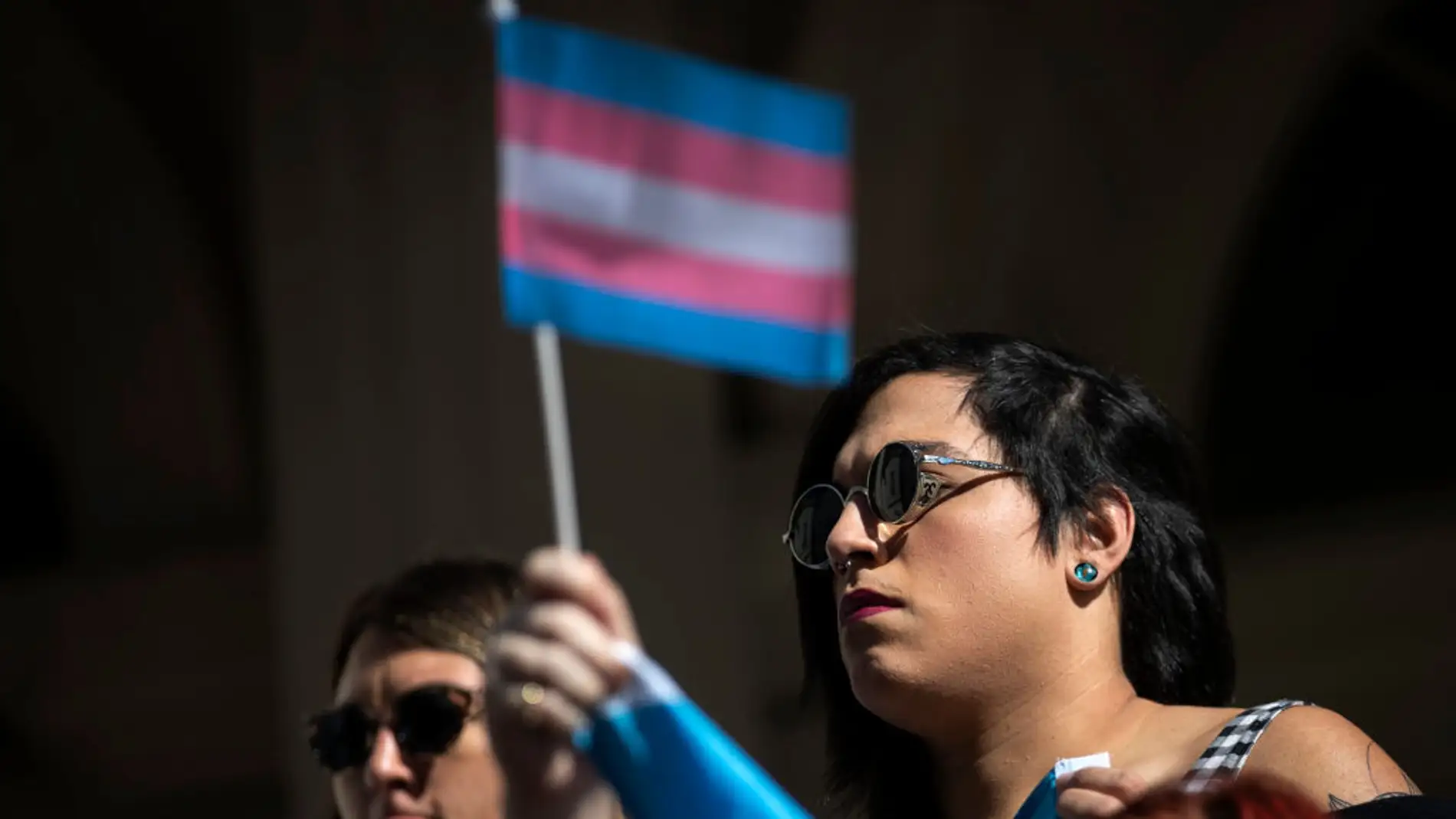 Imagen de archivo de una manifestante con la bandera trans