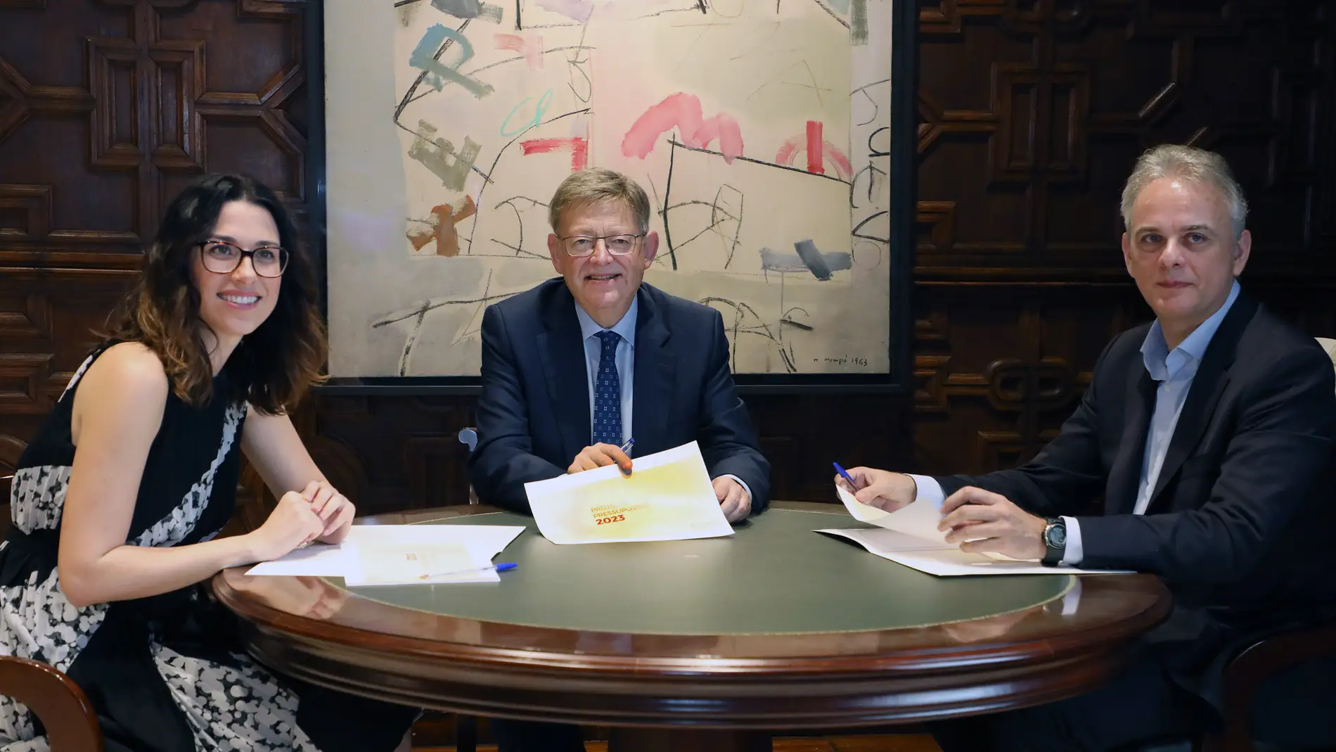 Los vicepresidentes, Aitana Mas y Héctor Illueca, con el president de la Generalitat, Ximo Puig, tras cerrar el acuerdo.
