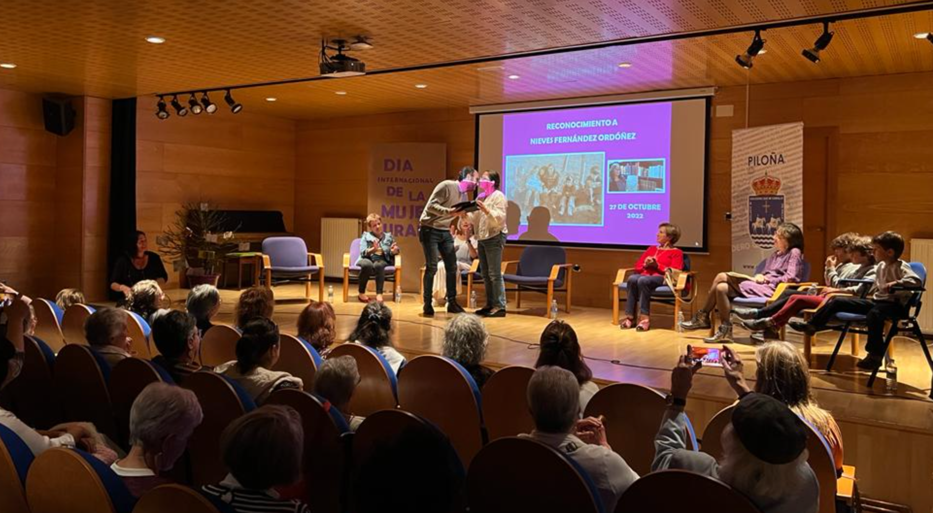 Piloña rindió homenaje a su bibliotecaria Nieves Fernández Ordóñez, al frente del servicio durante más tres décadas Piloña rindió homenaje a su bibliotecaria Nieves Fernández Ordóñez, al frente del servicio durante más tres décadas