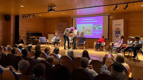 El alcalde, Iv&aacute;n Allende, entrega el reconocimiento del Ayuntamiento a Nieves