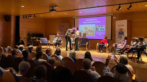 El alcalde, Iván Allende, entrega el reconocimiento del Ayuntamiento a Nieves El alcalde, Iván Allende, entrega el reconocimiento del Ayuntamiento a Nieves