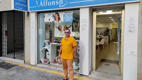 Luis Alfonso Gómez, propietario de Óptica Alfonso y Centro Auditivo, en la calle de la Llotgeta, número 5 de Palma Luis Alfonso Gómez, propietario de Óptica Alfonso y Centro Auditivo, en la calle de la Llotgeta, número 5 de Palma