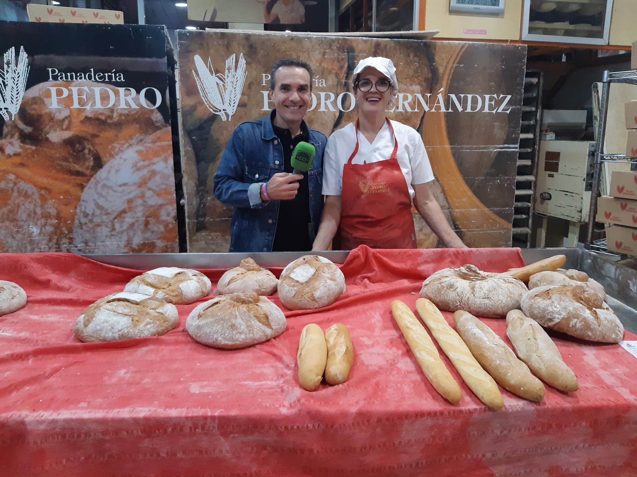 Mari Carmen Fernández, xefa da Panadería Pedro Fernández: "A materia prima subiu moitísimo, pero toca seguir loitando" Mari Carmen Fernández, xefa da Panadería Pedro Fernández: "A materia prima subiu moitísimo, pero toca seguir loitando"