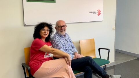 Chelo Bustos y el DJ Juan Campos en los estudios de Onda Cero Mallorca