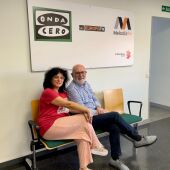 Chelo Bustos y el DJ Juan Campos en los estudios de Onda Cero Mallorca