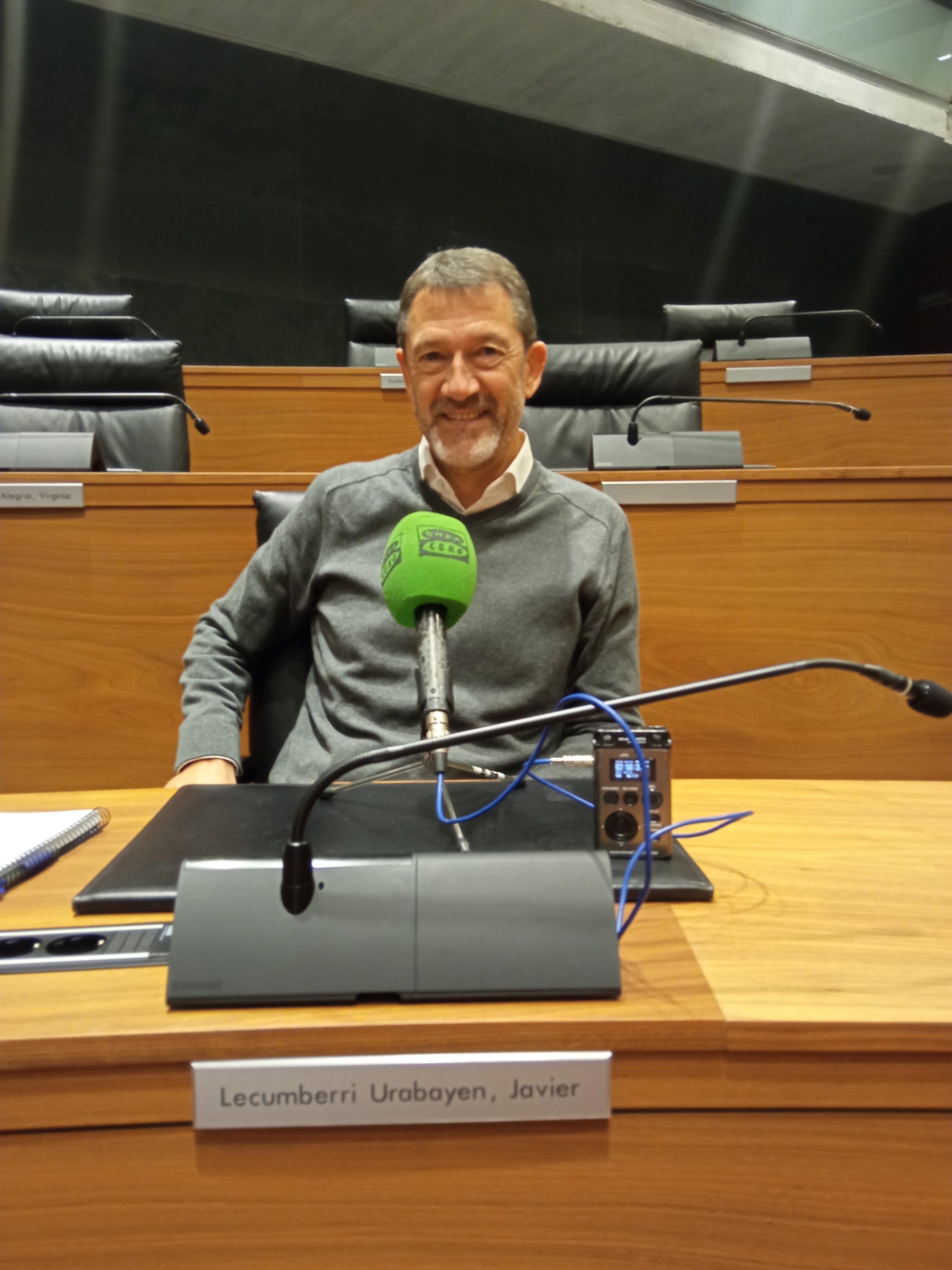 Javier Lecumberri, parlamentario del PSN: 'Una ex-novia y su madre me pillaron rebuscando con un palo las llaves que se me habían caído en el contenedor" Javier Lecumberri, parlamentario del PSN: 'Una ex-novia y su madre me pillaron rebuscando con un palo las llaves que se me habían caído en el contenedor"