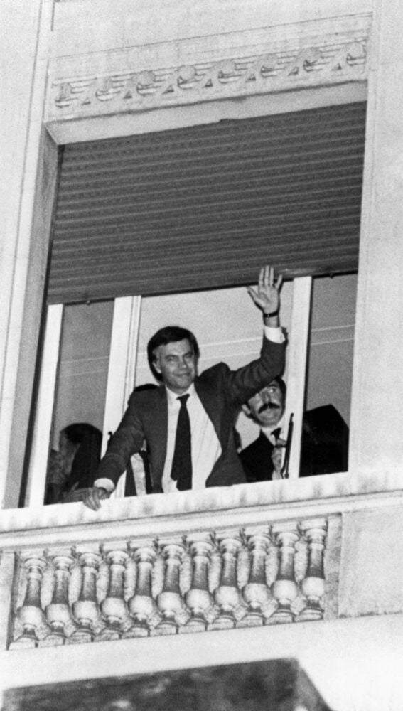 Se cumplen 40 años de la primera victoria del PSOE: Momento en el que Felipe González y Alfonso Guerra saludan desde un balcón del Palace