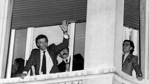 Se cumplen 40 a&ntilde;os de la primera victoria del PSOE: Momento en el que Felipe Gonz&aacute;lez y Alfonso Guerra saludan desde un balc&oacute;n del Palace