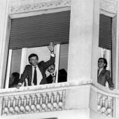 Se cumplen 40 años de la primera victoria del PSOE: Momento en el que Felipe González y Alfonso Guerra saludan desde un balcón del Palace