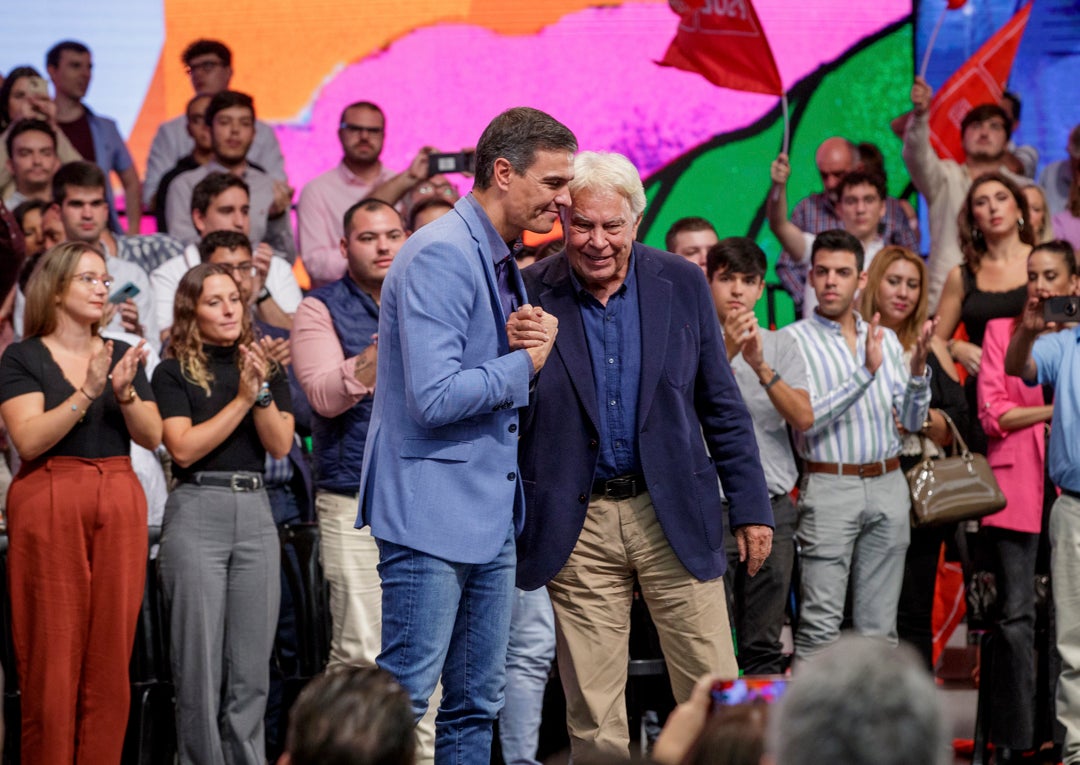 Pedro Sánchez y Felipe González acusan al PP de incumplir la ley al no renovar el CGPJ Pedro Sánchez y Felipe González acusan al PP de incumplir la ley al no renovar el CGPJ