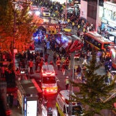 Los servicios de emergencia atienden a los heridos en el lugar de la avalancha en Seúl