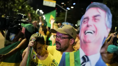 Seguidores de Bolsonaro lamentan su derrota en las elecciones de Brasil Seguidores de Bolsonaro lamentan su derrota en las elecciones de Brasil