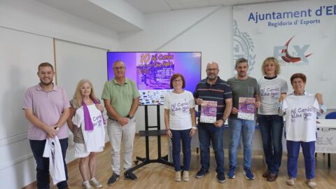 Integrantes de Mujeres Vecinales con representantes del Ayuntamiento de Elche Integrantes de Mujeres Vecinales con representantes del Ayuntamiento de Elche