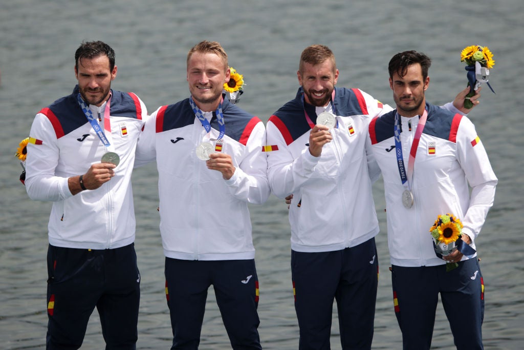 Medallistas olímpicos descansando en coches propios y colchonetas Medallistas olímpicos descansando en coches propios y colchonetas
