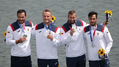Los medallistas olímpicos de piragüismo Saúl Craviotto, Marcus Cooper, Carlos Arévalo y Rodrigo Germade Medallistas olímpicos descansando en coches propios y colchonetas