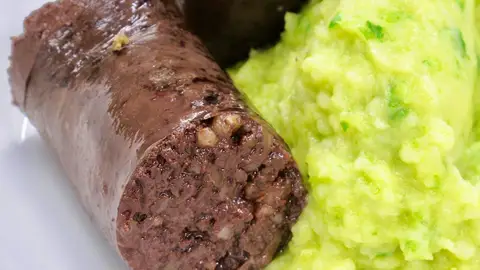 Foto de archivo de un plato de morcilla Foto de archivo de un plato de morcilla