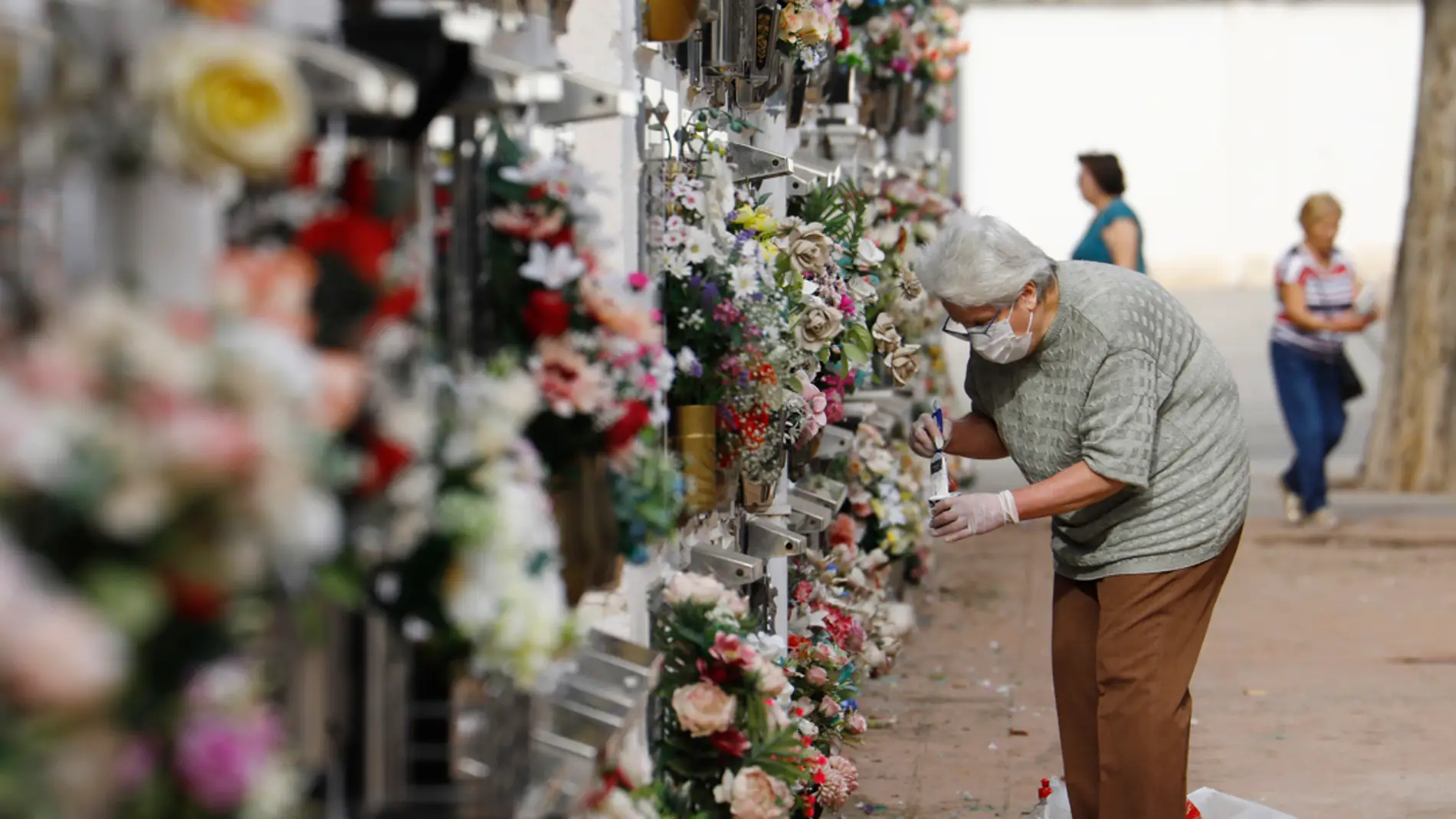 Día de todos los Santos: miles de personas visitan los cementerios