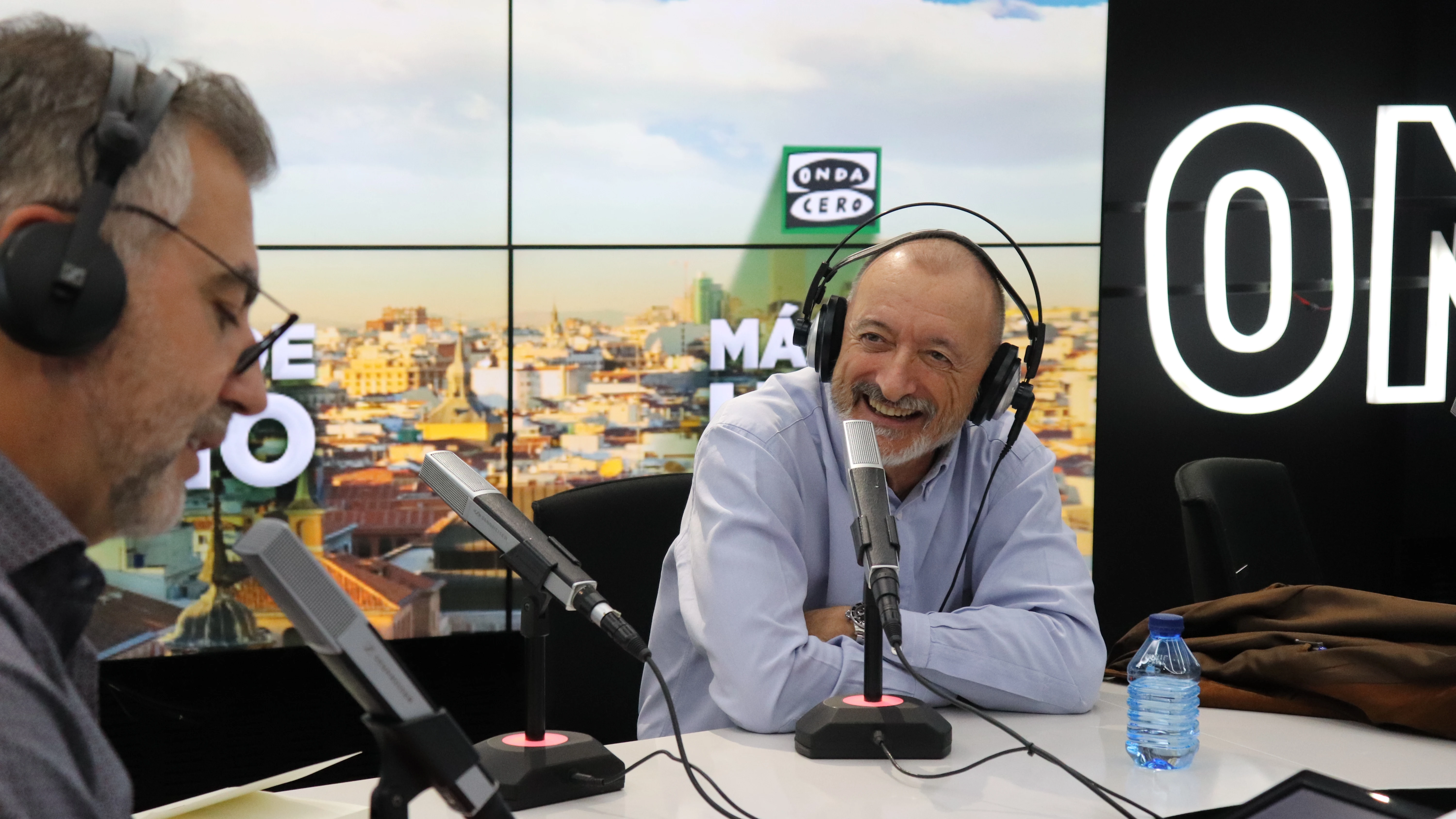 Arturo Pérez-Reverte con Carlos Alsina en 'Más de uno' Arturo Pérez-Reverte con Carlos Alsina en 'Más de uno'