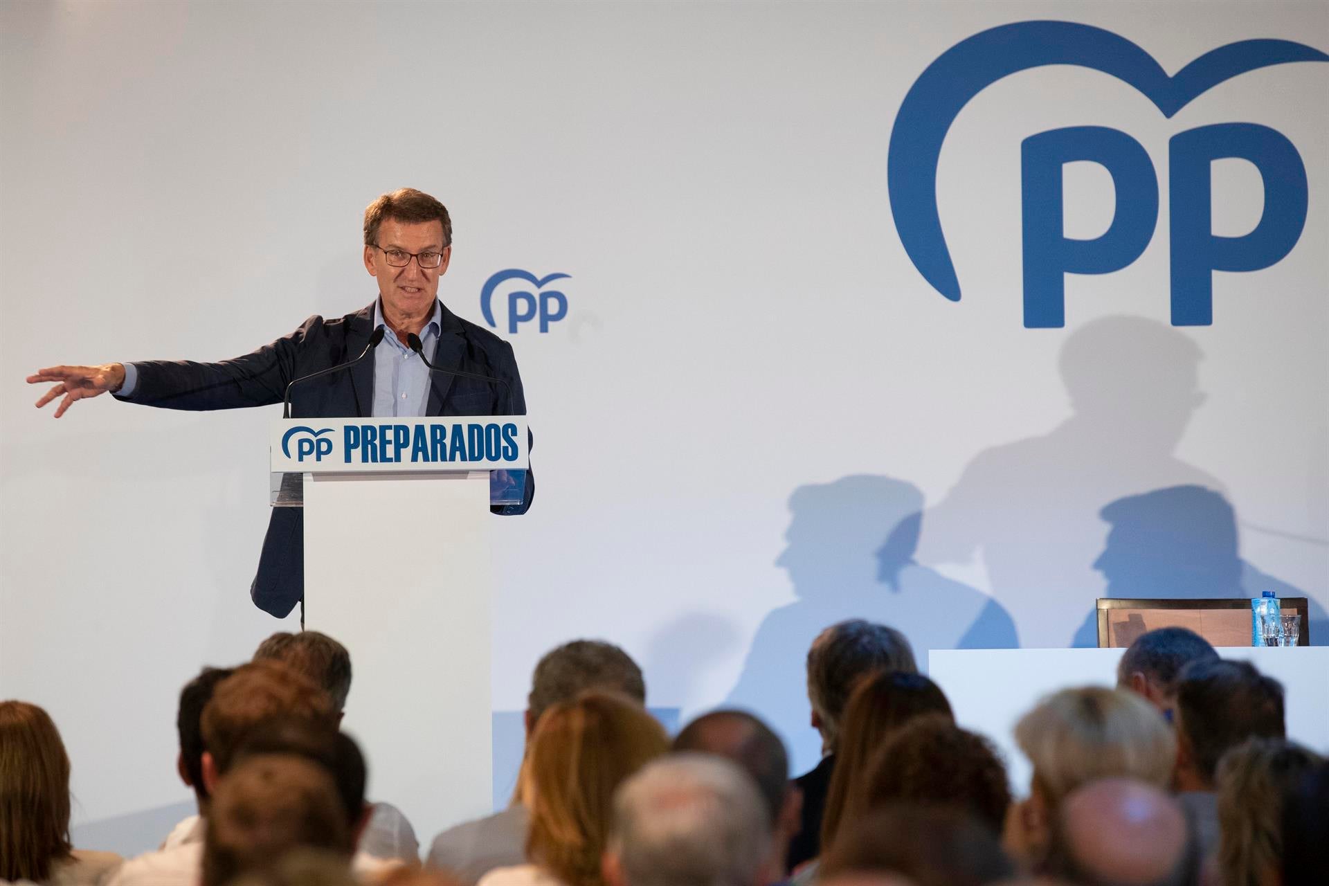 Encuesta: El PP ganaría las elecciones con 28 escaños de ventaja frente al PSOE Encuesta: El PP ganaría las elecciones con 28 escaños de ventaja frente al PSOE