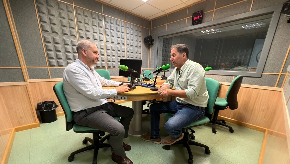 Aurelio Cazenave en los estudios de Onda Cero Huelva