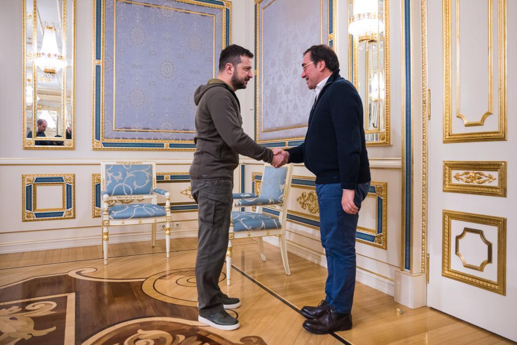 Zelenski agradece a Albares la ayuda de España y pide respaldo para la reconstrucción Zelenski agradece a Albares la ayuda de España y pide respaldo para la reconstrucción