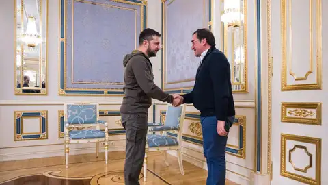 Zelenski agradece a Albares la ayuda de España y pide respaldo para la reconstrucción Zelenski agradece a Albares la ayuda de España y pide respaldo para la reconstrucción