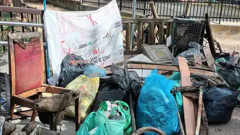 Veinte voluntarios colaboran en una limpieza del entorno del arroyo Camarmilla junto al CEIP Pablo Neruda de Alcalá de Henares Veinte voluntarios colaboran en una limpieza del entorno del arroyo Camarmilla junto al CEIP Pablo Neruda de Alcalá de Henares