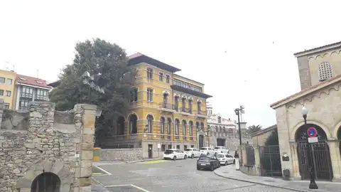 Aquí estuvo ubicado el cementerio de la visitación Libro de historia: cementerio de la visitación de Gijón