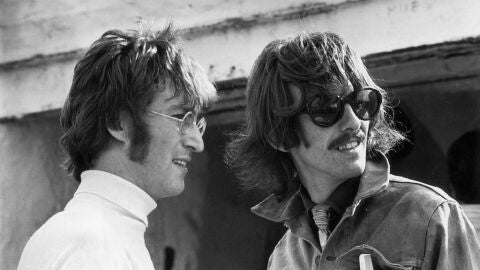 John Lennon y George Harrison en 1967