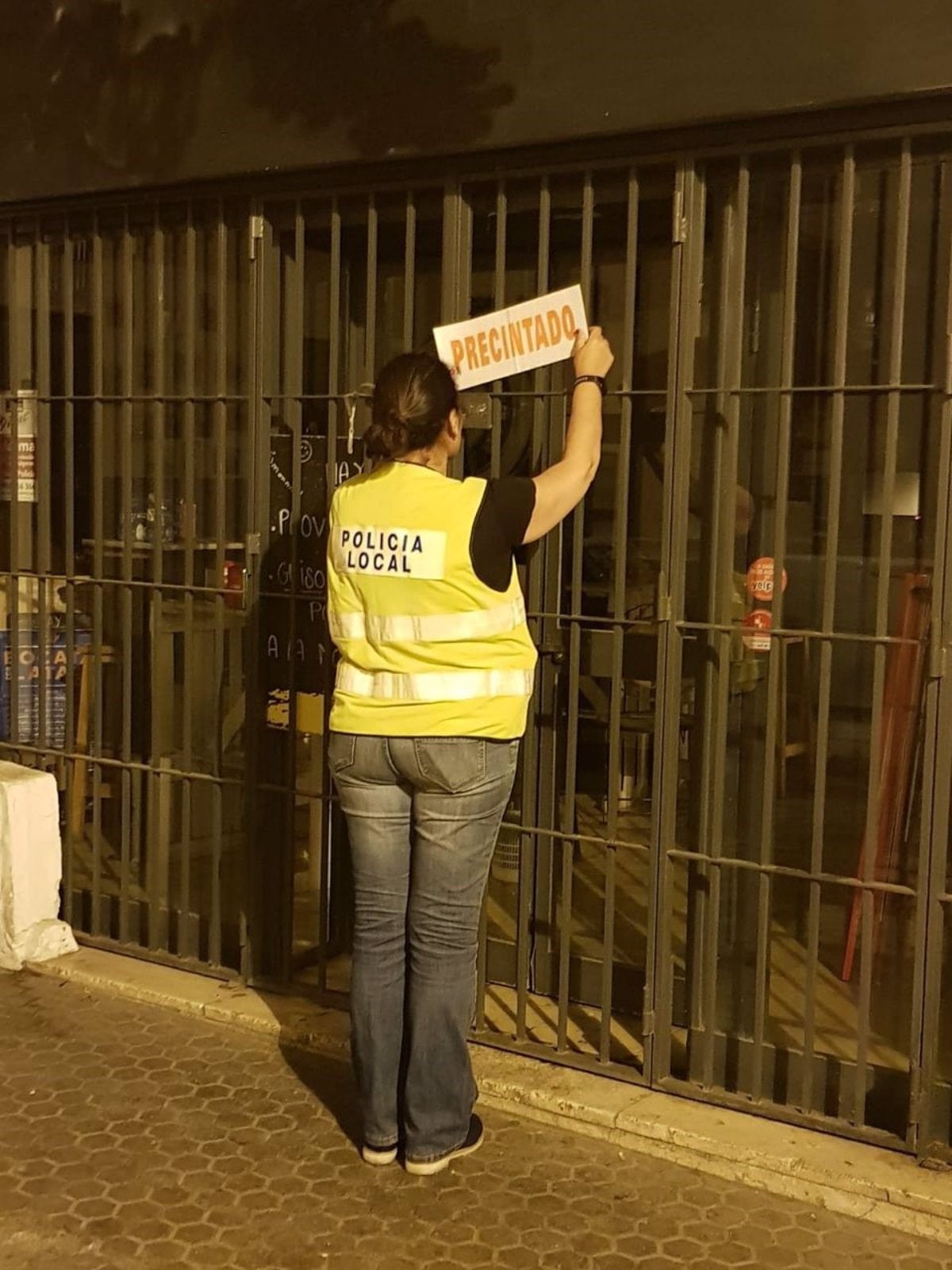 7 locales precintados por no tener los permisos legales, superar el aforo y venta de bebidas a menores. 7 locales precintados por no tener los permisos legales, superar el aforo y venta de bebidas a menores.