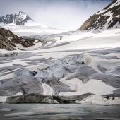 Vista general del glaciar Rhone en los Alpes suizos, protegido con mantas para frenar el deshielo.