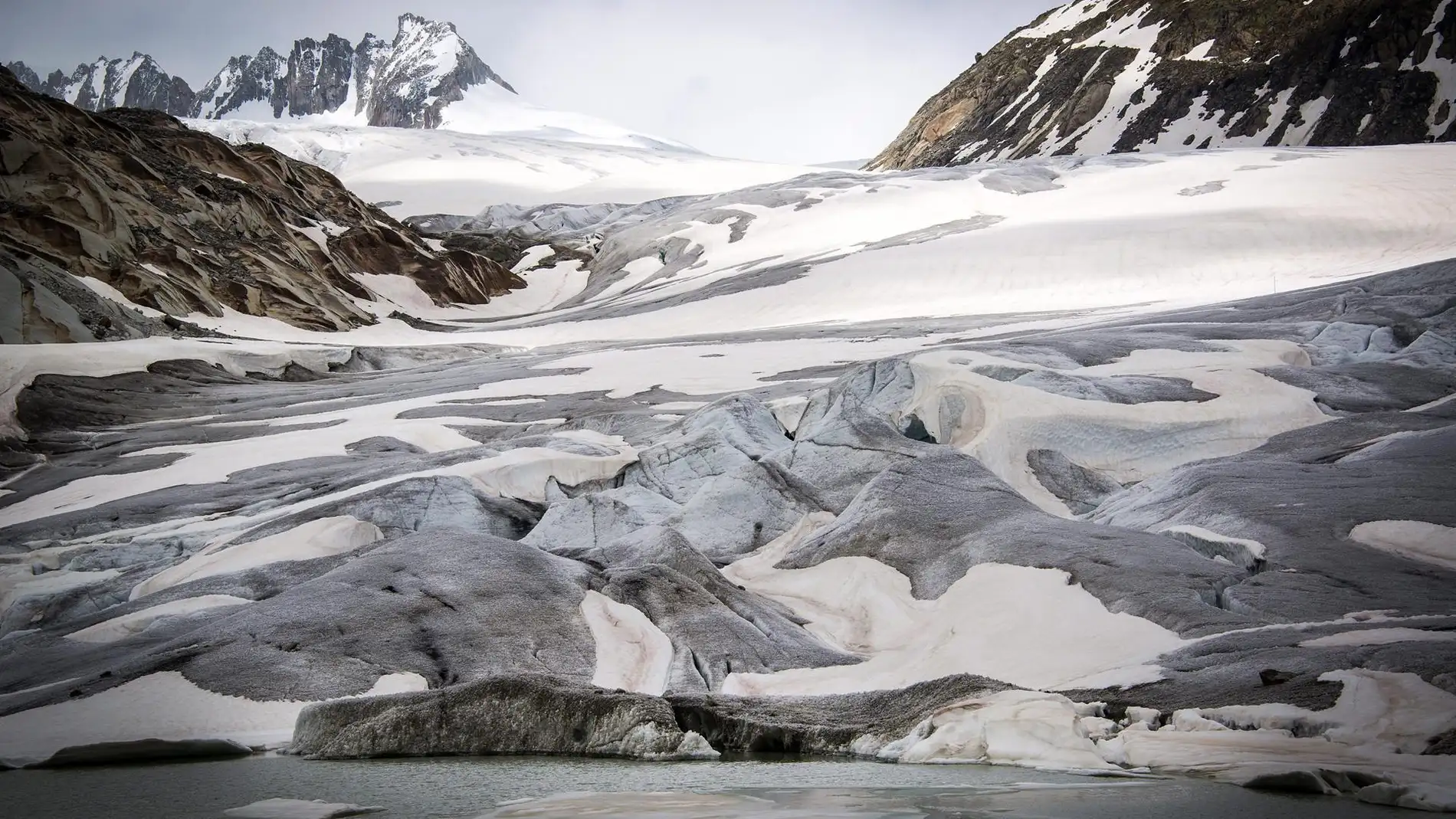 Vista general del glaciar Rhone en los Alpes suizos, protegido con mantas para frenar el deshielo.
