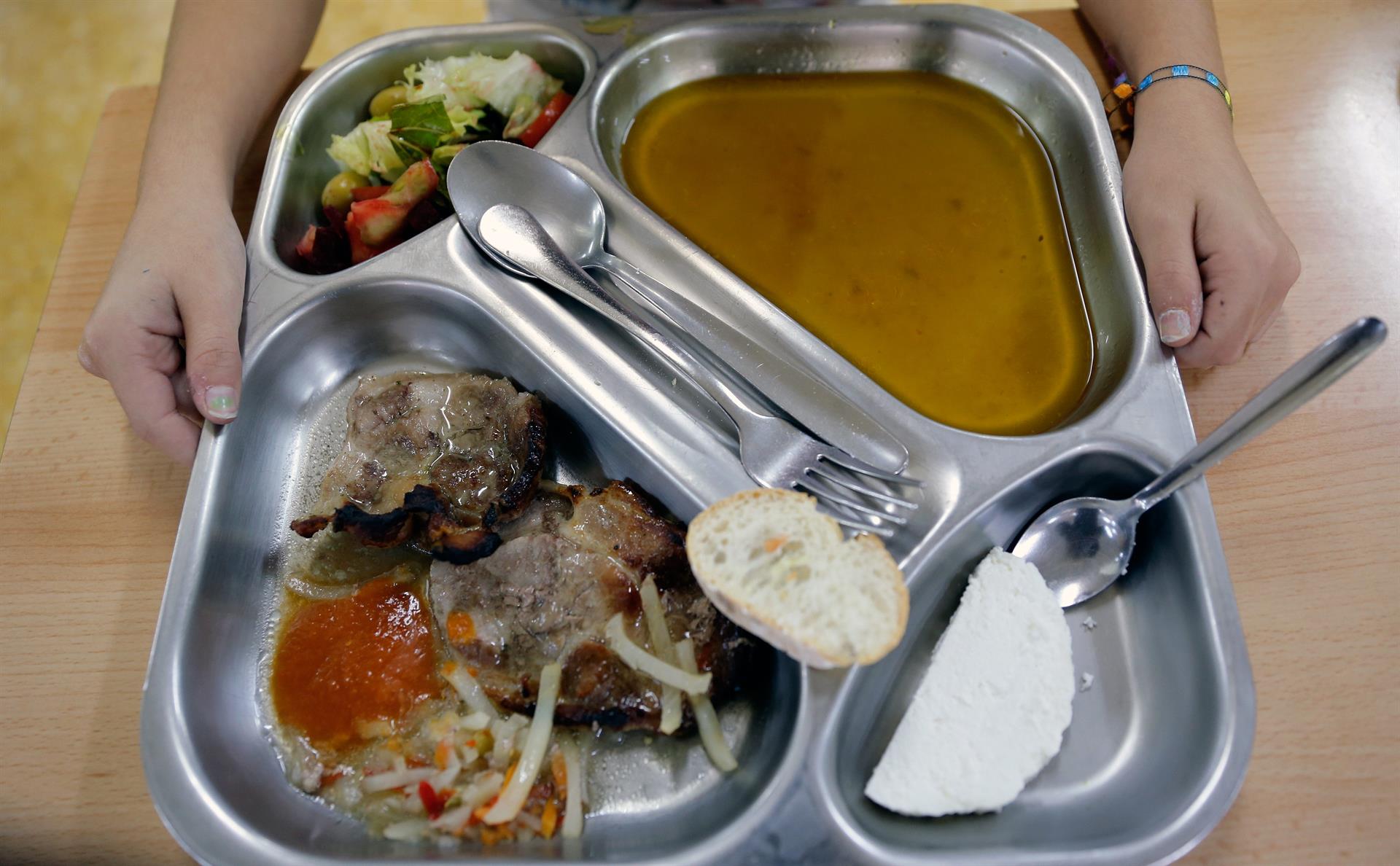 Casi medio millón de familias con niños ya no pueden pagar el comedor escolar Casi medio millón de familias con niños ya no pueden pagar el comedor escolar