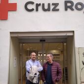 El presidente de Cruz Roja en Teruel, Antonio Soler, y el portavoz de las familias, Ernesto Romeo, ante las puertas del centro