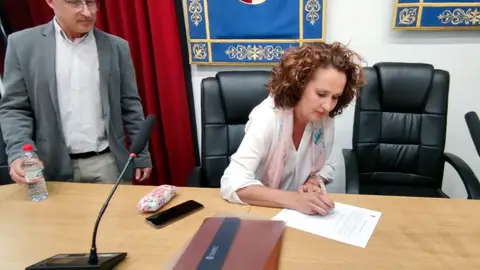 Mª del Carmen Almodovar, concejala de Bienestar Social de Viso del Marqués, durante la firma del contrato de adjudicación y gestión. Mª del Carmen Almodovar, concejala de Bienestar Social de Viso del Marqués, durante la firma del contrato de adjudicación y gestión.
