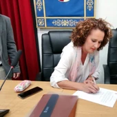 Mª del Carmen Almodovar, concejala de Bienestar Social de Viso del Marqués, durante la firma del contrato de adjudicación y gestión. Mª del Carmen Almodovar, concejala de Bienestar Social de Viso del Marqués, durante la firma del contrato de adjudicación y gestión.