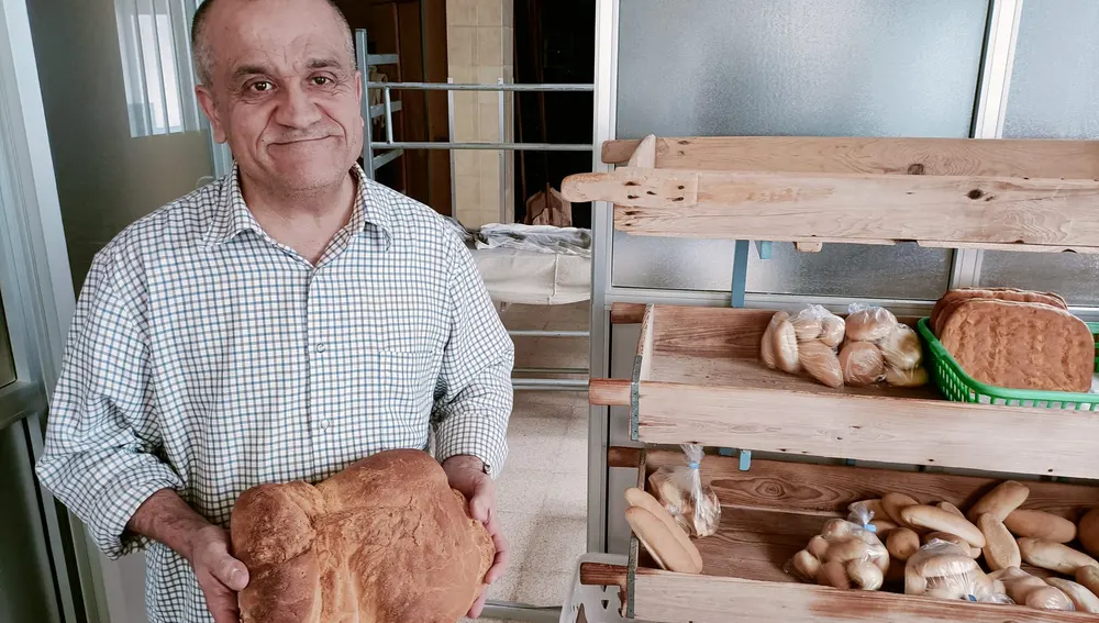 Simón lleva 42 años de dedicación al oficio de panadero