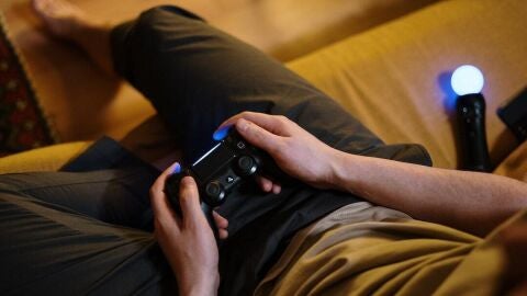 Imagen de archivo de una persona jugando a la play