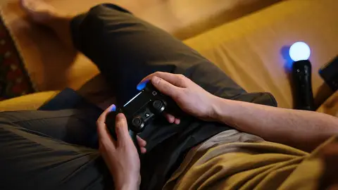 Imagen de archivo de una persona jugando a la play Imagen de archivo de una persona jugando a la play