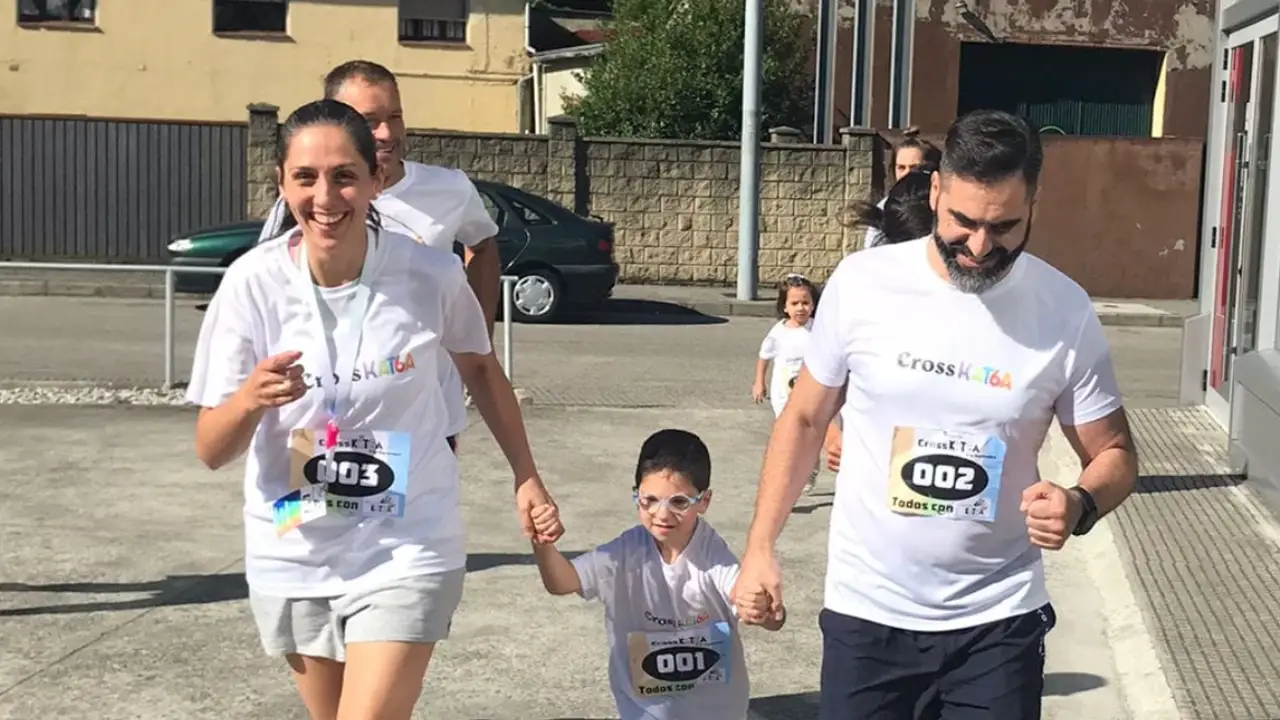El pequeño Bruno con sus padres El pequeño Bruno con sus padres