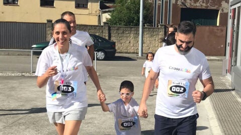 El peque&ntilde;o Bruno con sus padres