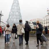Imagen de archivo de varias personas con mascarillas paseando por la Puerta del Sol de Madrid en Navidad