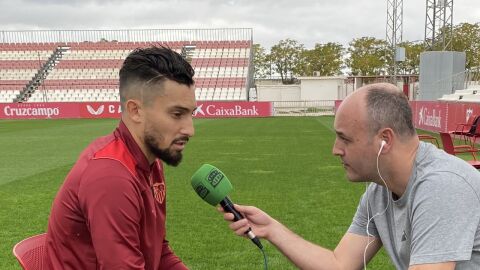 Alex Telles atiende a Jos&eacute; Manuel Jim&eacute;nez en la Ciudad Deportiva del Sevilla.