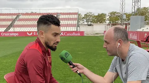 Alex Telles atiende a José Manuel Jiménez en la Ciudad Deportiva del Sevilla. Alex Telles atiende a José Manuel Jiménez en la Ciudad Deportiva del Sevilla.