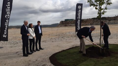 Primera palada de la futura f&aacute;brica de Estrella en Mor&aacute;s-Arteixo