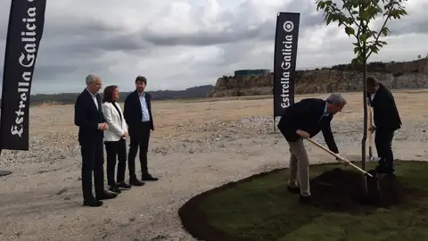 Alfonso Rueda e Ignacio Rivera Primera palada de la futura fábrica de Estrella en Morás-Arteixo