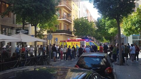 La ambulancia del SAMU en el lugar del atropello en Elche.